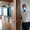 Michael Zähringer, Leiter des Berufsschulzentrums Radolfzell, öffnet die Tür eines Klassenraums. Der Schulleiter blickt mit Sorge auf ...
