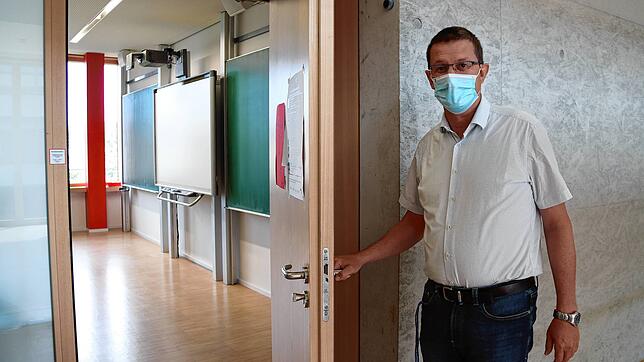 Michael Zähringer, Leiter des Berufsschulzentrums Radolfzell, öffnet die Tür eines Klassenraums. Der Schulleiter blickt mit Sorge auf ...