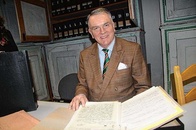 Im Schloss in Mittelbiberach lagern große Teile des Archivs der Zeppelin-Stiftung, über das Albrecht von Brandenstein-Zeppelin verfügt.