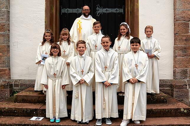 Neun Unterkirnacher Kinder feierten am Samstag in der Kirche St. Jakobus in Unterkirnachihre Erstkommunion (v.l.). Das waren Victoria ...