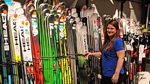 Wenig Schnee, dafür noch viel Auswahl bei der Wintersportausstattung: Carmen Hirt betreut die Wintersport-Abteilung von Sport-Denzer in ...