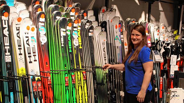 Wenig Schnee, dafür noch viel Auswahl bei der Wintersportausstattung: Carmen Hirt betreut die Wintersport-Abteilung von Sport-Denzer in ...