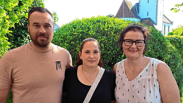 Thomas und Patricia Kindler (von links) und Zunftmeisterin Sandra Diesch von den Teuringer Johle. Sie haben den Einsatz der Narren nach ...