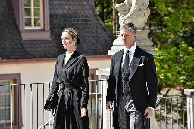 Bild 17: Abschied von Heinrich Fürst zu Fürstenberg: Besucher auf dem Weg in die Donaueschinger Stadtkirche