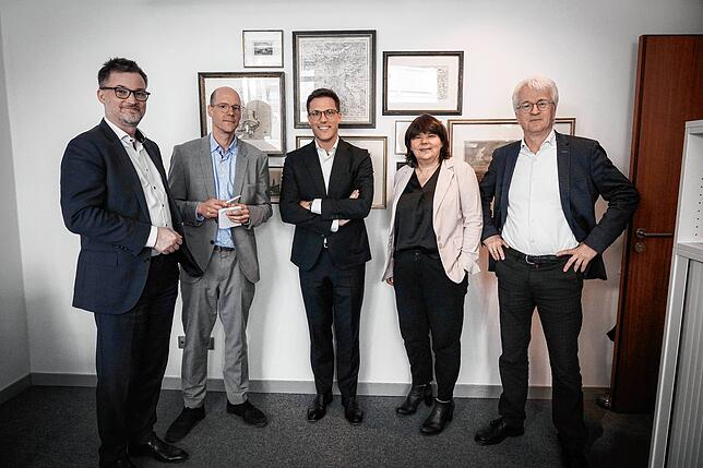 Manuel Hagel (Mitte) zu Besuch im Stuttgarter Landesbüro bei den Korrespondenten Jens Schmitz (von links), Axel Habermehl, Ulrike ...