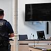Der 33-Jährige auf der Anklagebank. Ein Justizbeamter hat sich im Gerichtssaal vor ihm positioniert.