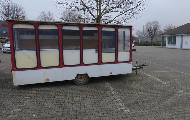 Der Hänger mit Küchen-Einrichtung im Inneren steht quer über dei Parkplätze seit Monaten beim ehemaligen Aldi. Zuvor war er am ...