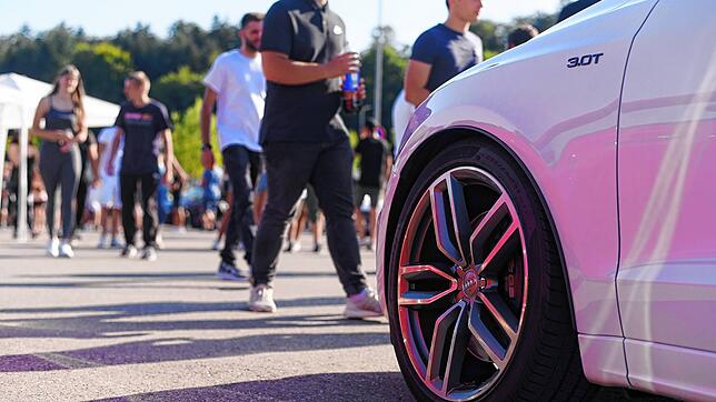 600 Fahrzeuge und deutlich über der Höchstgrenze von 99 Besuchern: Das private Tuning-Treffen von Mateusz Ostrozny zog mehr Fans an als ...