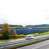 Auf Aasener Gemarkung steht an der Bundesstraße 27 eine neue Art von Photovoltaik-Anlagen, bei der die Penals senkrecht stehen und so ...