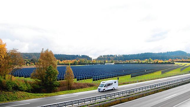 Auf Aasener Gemarkung steht an der Bundesstraße 27 eine neue Art von Photovoltaik-Anlagen, bei der die Penals senkrecht stehen und so ...