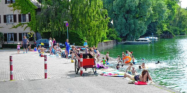 Am Rutsch mit Fischerhus im Hintergrund. Im Sommer ist hier viel los, vor allem auch in Nachtstunden, zum Ärger von Anwohnern.