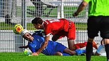 Die Entscheidung: Benjamin Streuff hat Torwart Zico Struss überwunden und den 2:0-Endstand für den FC RW Weilheim beim Bosporus FC ...