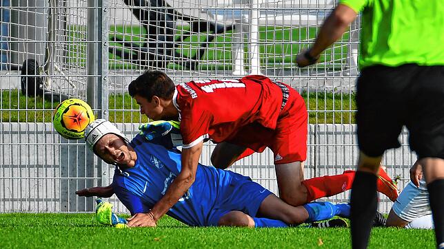 Die Entscheidung: Benjamin Streuff hat Torwart Zico Struss überwunden und den 2:0-Endstand für den FC RW Weilheim beim Bosporus FC ...