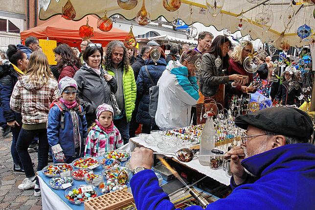 Kunsthandwerker locken mit ihren Produkten immer wieder viele Besucher an. So soll es auch in diesem Jahr sein.