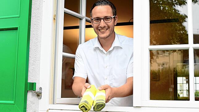 Das Büro von Bürgermeister Florian Zindeler hat direkt neben dem Rathauseingang ein Fenster. Wenn das Rathaus zu ist, klopft es immer ...