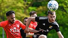 Auftakt-Derby: Aggelos Mitkidis (links) vom FC Tiengen 08 und Emanuel Esser vom SV 08 Laufenburg treffen mit ihren Mannschaften bereits ...