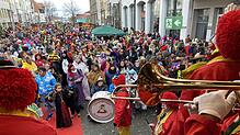 Die Clownkapelle macht Stimmung, und die Marktstätte ist voller Mäschgerle: So haben Narren in den Schmotzigen Dunschtig hineingefeiert.