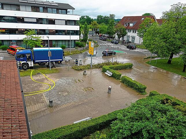 Blick von oben auf den Eugen-Bolz-Platz. Feuerwehr und THW räumten nach den Regengüssen den Schutt weg und pumpten Keller aus.