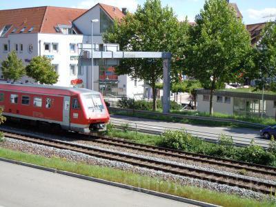 Noch rollen Dieseltriebwagen durch Waldshut. Die grün-schwarze Koalition will die Elektrifizierung voranbringen. Bild: Roland Gerard