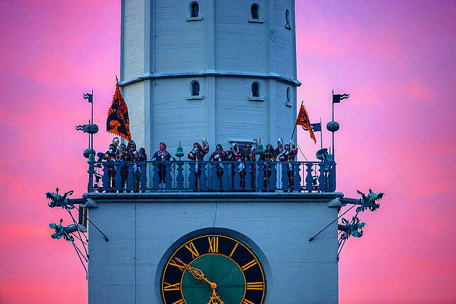 Hänsele auf dem Münsterturm, fotografiert an der Fastnacht.