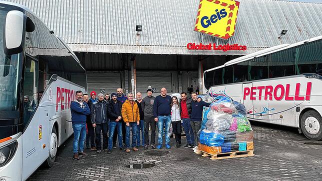 Das Petrolli-Team in Polen: Die Helfer aus Fischbach haben zwei vollgepackte Busse mit Hilfsgütern an die Grenze zur Ukraine gebracht.