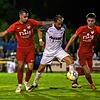 Daniel Guznenko (links) und Maximilian Haering vom FC 08 Tiengen im Duell mit Erdal Kizilay (Mitte) vom VfB Waldshut.