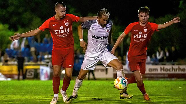 Daniel Guznenko (links) und Maximilian Haering vom FC 08 Tiengen im Duell mit Erdal Kizilay (Mitte) vom VfB Waldshut.