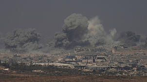 Rauch steigt von einer Explosion im nördlichen Gazastreifen auf, vom Süden Israels aus gesehen.