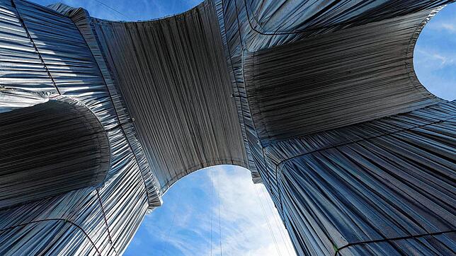 Ist das Kunst? Oh ja! Die Erfüllung seines Lebenstraums, die Verhüllung des Pariser Triumphbogens, hat Christo nicht mehr erlebt.