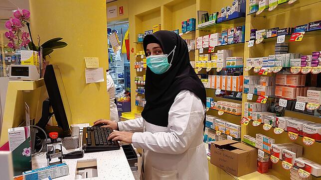 Mitarbeiterin Eslem Akbas von der Einhorn-Apotheke stellt am Computer gerade einen echten Impfausweis aus.