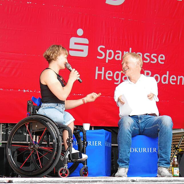Singener Stadtfest ist ein Ort für Inklusion und Integration: Anna-Lena Forster und Matthias Berg auf der Bühne.
