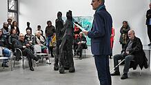 Kunsthistoriker Andreas Gabelmann (vorne) erläutert bei der Vernissage in der Galerie Wohlhüter die Werke und das Schaffen des Malers ...