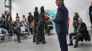 Kunsthistoriker Andreas Gabelmann (vorne) erläutert bei der Vernissage in der Galerie Wohlhüter die Werke und das Schaffen des Malers ...