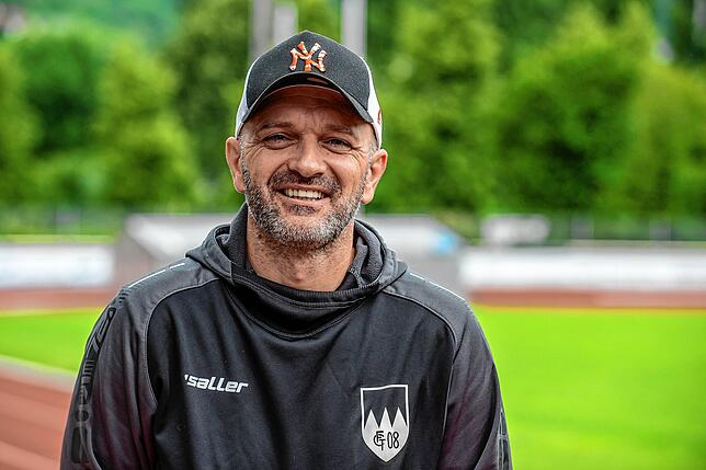Kritik: „Es ist ein Unding, so früh beziehungsweise mitten in der Urlaubszeit in die Liga zu starten“, hat Co-Trainer Jasmin Rastoder ...