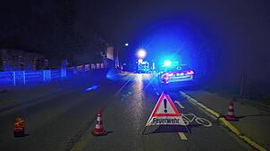 Feuerwehreinsatz Freitagnacht in der Markdorfer Straße in Kluftern: Ein Traktor war in Brand geraten. Die Feuerwehr war mit elf ...
