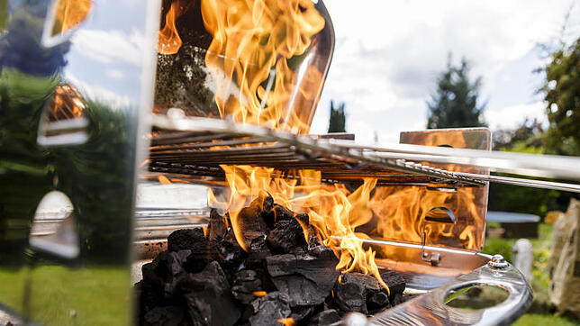 Holzkohle braucht nur gut 20 bis 25 Minuten, bis sie im Grill heiß wird.
