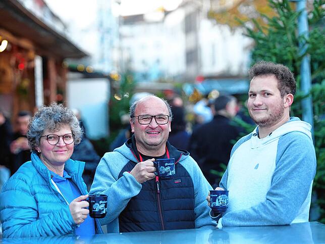 Bild 7: Endlich wieder Weihnachtsmarkt! Besucher und Betreiber genießen die Bodensee-Weihnacht