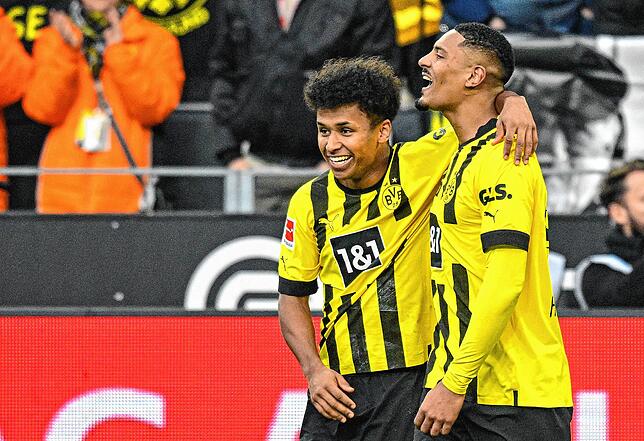 Dortmunds Sebastien Haller (r) freut sich mit Karim Adeyemi über sein Tor zum 3:1.