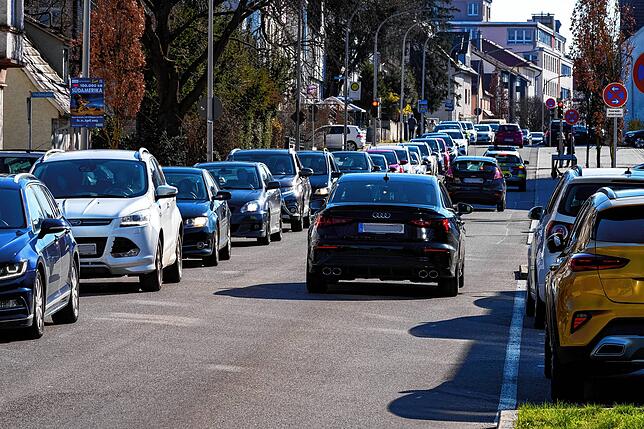 Stadteinwärts geht in der Neckarstraße kaum etwas voran. Sie ist für so viele Fahrzeuge gar nicht ausgelegt.