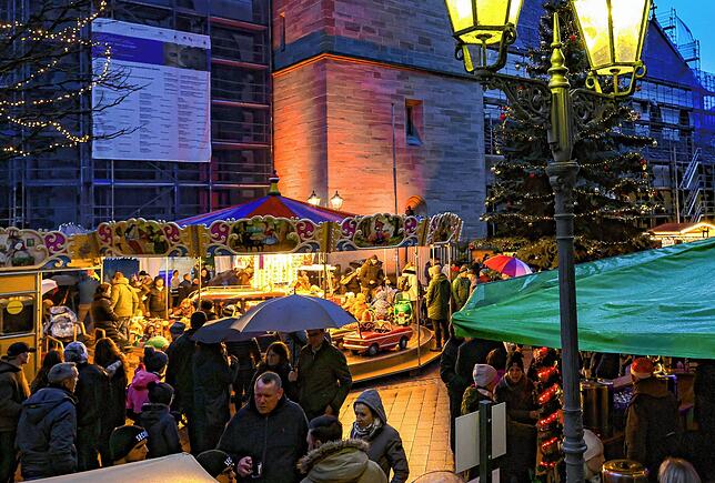 Mehrere tausend Menschen besuchten den Christkindlemarkt mit seinem reichhaltigen Angebot an kunsthandwerklichen Gegenständen. Hier eine ...