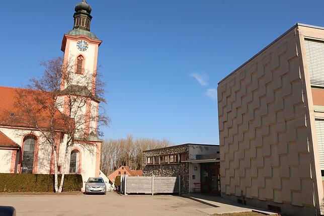 Beton und Asphalt bestimmen derzeit noch die Situation zwischen Rathaus, Kirche und Kindergarten. Bei der Neugestaltung des ...