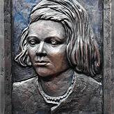 Ein Bronzerelief und und eine Infotafel vor dem Treppenaufgang zur Verwaltung erinnern in der Sophie-Scholl-Schule in Krauchenwies an ...
