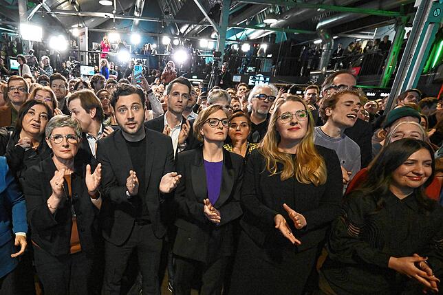 Die Parteiführung der Grünen wartet zu Beginn der Wahlparty auf das Wahlergebnis.