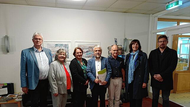 Gruppenbild beim Besuch. Von links Norbert Grulke, Ärztlicher Direktor der Luisenklinik, Landtagsabgeordnete Martina Braun, ...