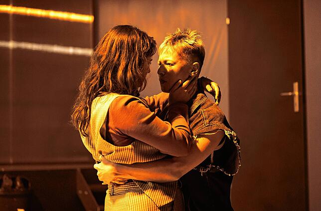 Roya (Nayana Heuer) und Lou (Ruby Rawson) wollen nicht genau wissen, was sie unter den neuen Machthaber noch alles so erwartet. Sie ...