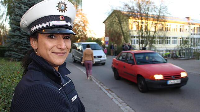 Viel los vor der Eichendorffschule: Burcu Kozanoglu arbeitet für den Donaueschinger Gemeindevollzugsdienst. Sie achtet darauf, dass die ...