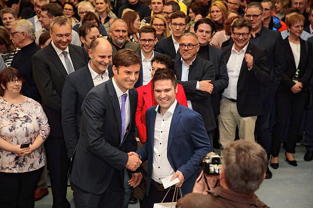 Landrat Zeno Danner gratuliert Wahlsieger Holger Mayer.