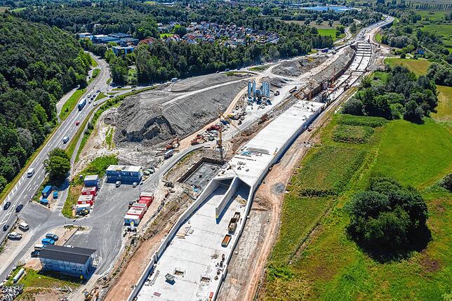 Der B33-Tunnel von oben: Das Bauwerk soll die Reichenau Waldsiedlung im Hintergrund vor Verkehrslärm schützen.