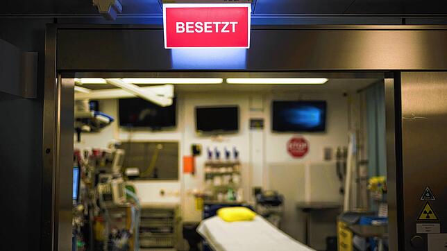 Ein Leuchtschild über einem Patientenzimmer im Notfallzentrum der Universitätsklinik Bern zeigt &bdquo;Besetzt&ldquo; an. Viele ...