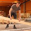 Marius King richtet bei der Fertighausfirma Lehner Holzbau Kanthölzer auf. Der Betrieb läuft auf Touren, doch die gestiegenen Holzpreise ...